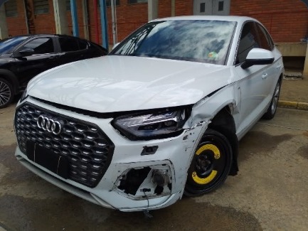 Audi Q5 Sportback 2.0 TFSI 2022 no pátio do Desmonte Via Expressa